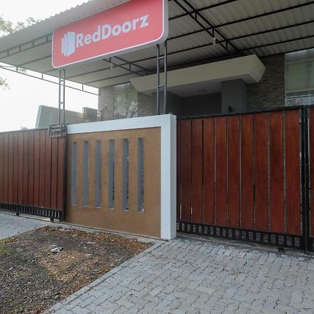 ホテル Reddoorz Near Kawasan Bandara Ahmad Yani Semarang 2 エクステリア 写真