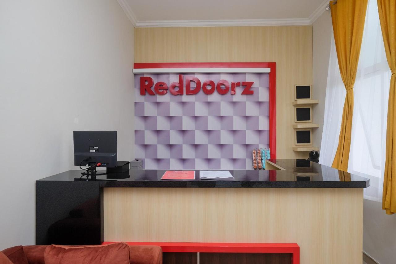 ホテル Reddoorz Near Kawasan Bandara Ahmad Yani Semarang 2 エクステリア 写真