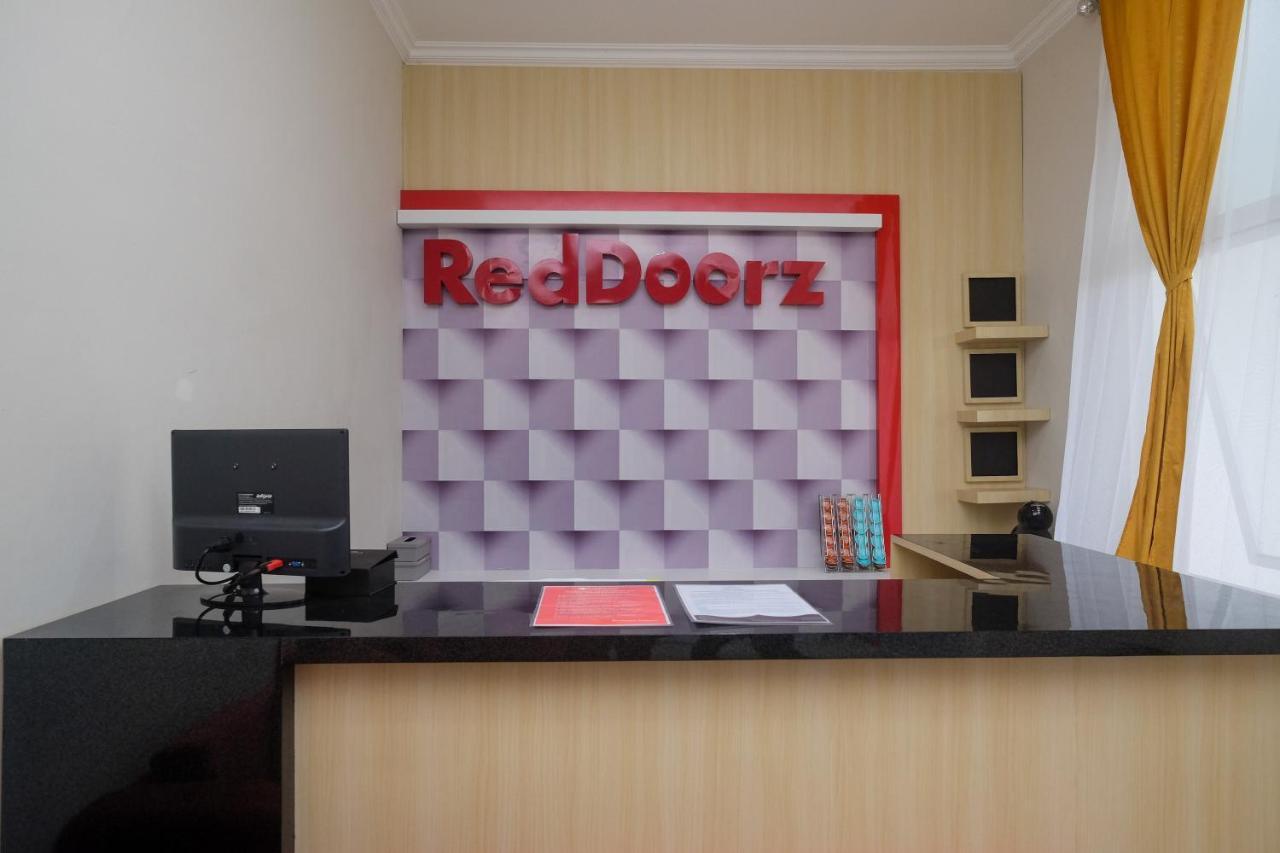 ホテル Reddoorz Near Kawasan Bandara Ahmad Yani Semarang 2 エクステリア 写真