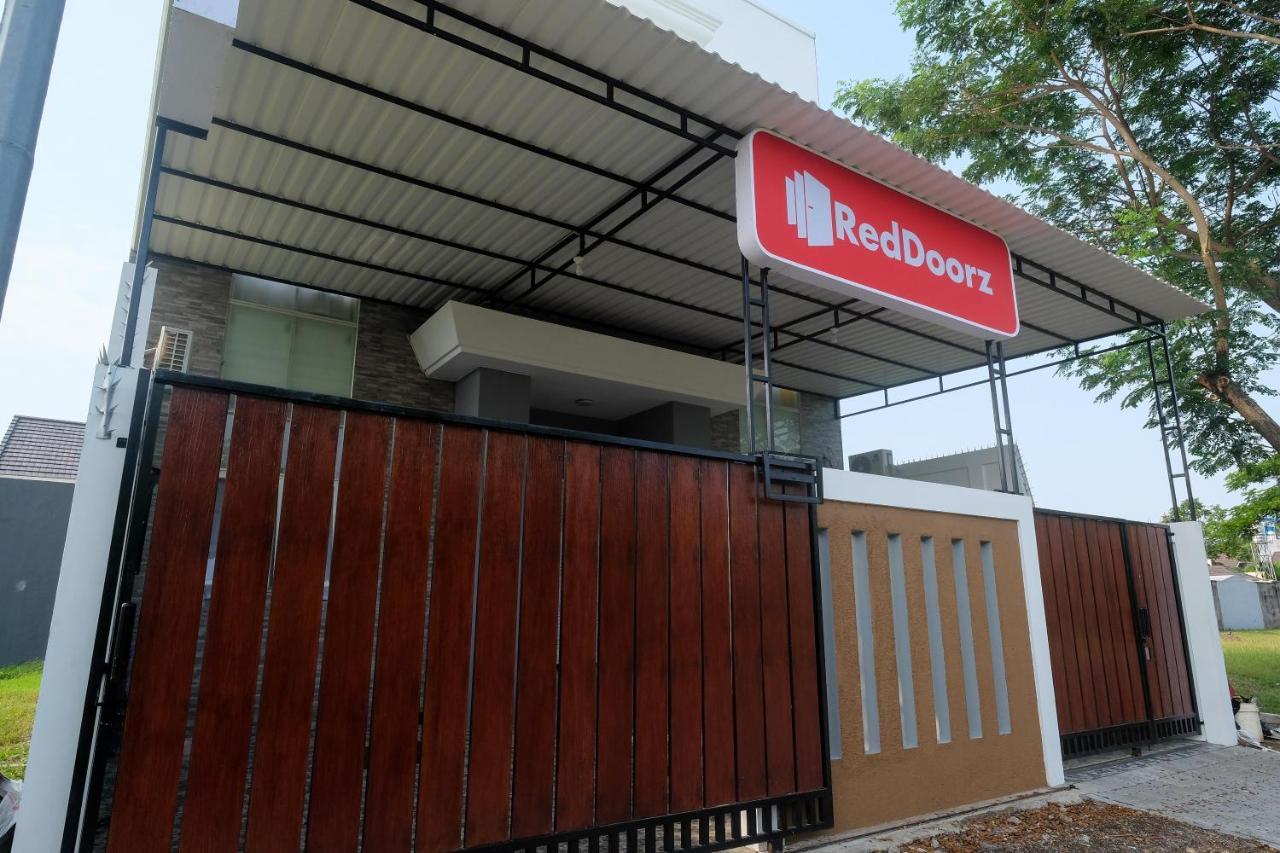 ホテル Reddoorz Near Kawasan Bandara Ahmad Yani Semarang 2 エクステリア 写真