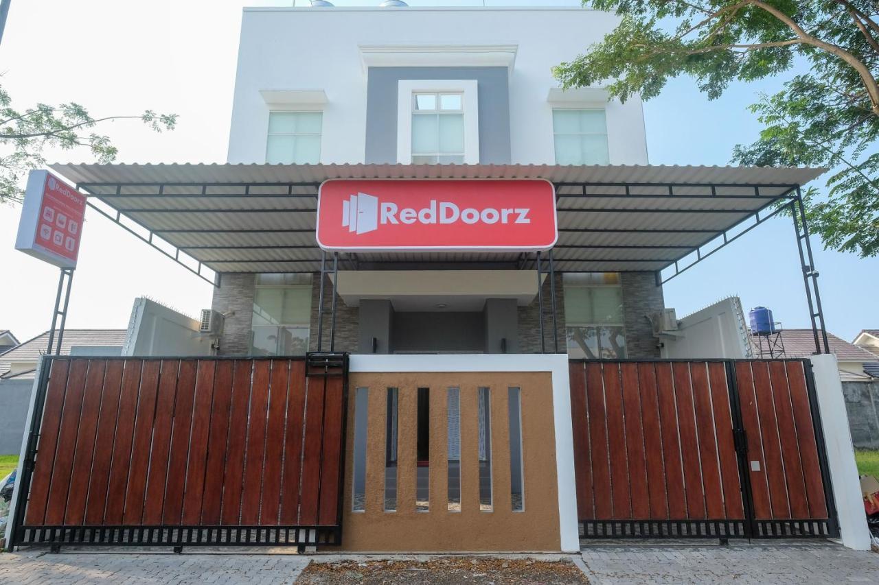 ホテル Reddoorz Near Kawasan Bandara Ahmad Yani Semarang 2 エクステリア 写真