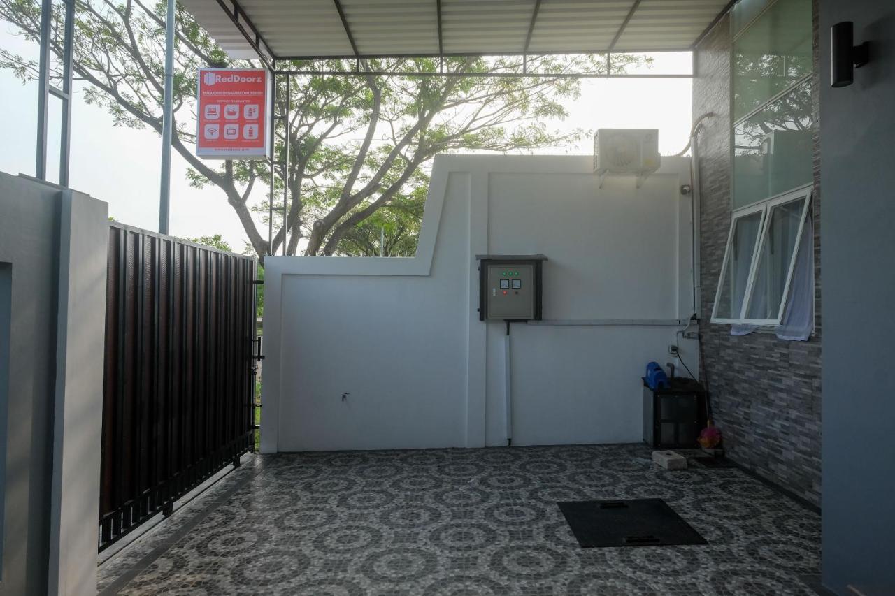 ホテル Reddoorz Near Kawasan Bandara Ahmad Yani Semarang 2 エクステリア 写真