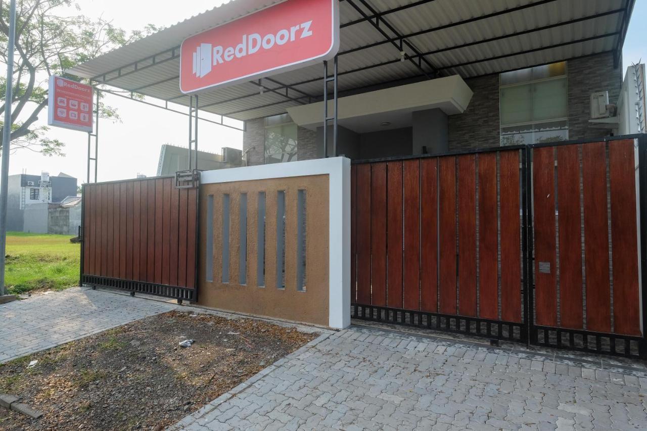 ホテル Reddoorz Near Kawasan Bandara Ahmad Yani Semarang 2 エクステリア 写真